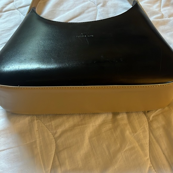 NWOT! Daniela Moda Black and Beige Leather Handbag. - Picture 4 of 11